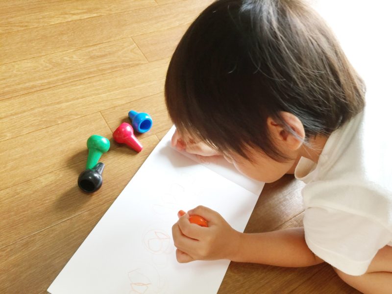 子供の絵の育て方 3歳児編 ついに頭足人 とうそくじん が登場 丸と線だけで世界を広げていく3歳児 生の画家生活